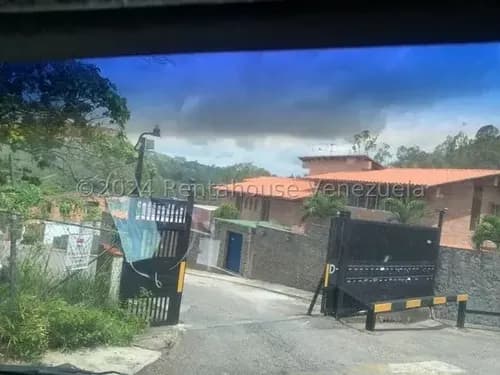 1200m2 De Terreno Y 856m2 De Construcción En La Lagunita Casa Con Diferente Ambientes Sociales, Jardines, Clima De Montaña, Mls#26-182