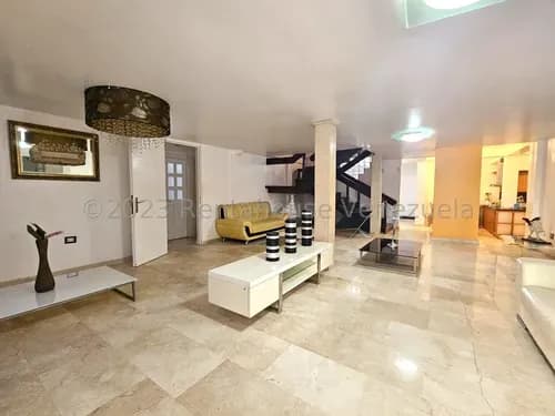 Rentahouse Lara Vende Lujosa Quinta Al Este Con Pisos De Mármol Travertino, Spa Con Jacuzzi, Sala De Juegos Con Bar Y Área Social De Ensueño Con Fuente Musical. ¡el Hogar De Sus Sueños!