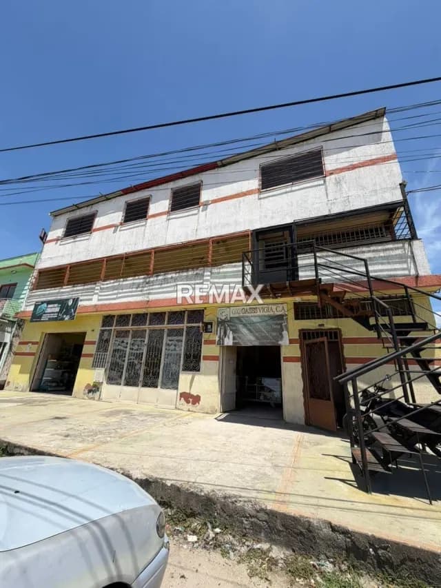 Edificio Comercial en Alquiler: Ubicación Estratégica y Amplios Espacios.