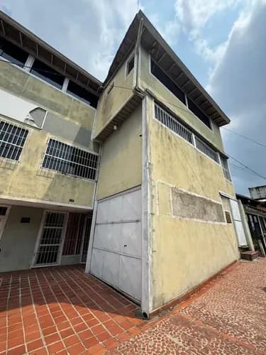 Se Alquila Local Comercial En La Av 19 De Abril