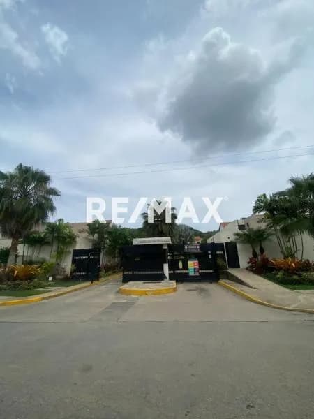 En venta Town House moderno Altos de Monte Alegre - Tazajal