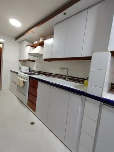 Alquiler De Apartamento (semi-amoblado) Urb. El Bosque Res. Bosque Coral 110 M2 Sala - Comedor Baño De Visita Cocina Empotrada Area De Lavandería Habitación Principal Y Baño