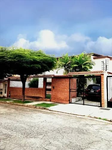 Casa En Venta En El Trigal Norte. Calle Cerrada. La