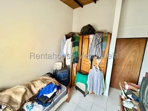 Se Vende Amplia Casa En La Av. Intercomunal De Cabudare. Fc # 26-1663.