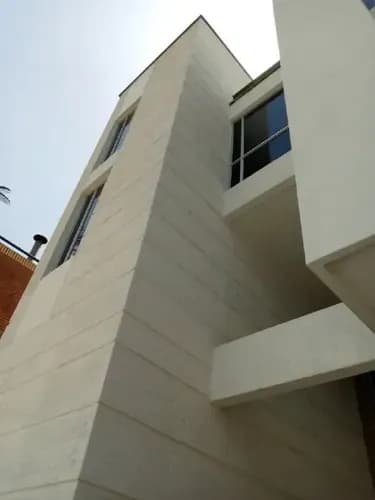 Edificio De 3 Plantas Con Terraza, En La Florida, Cerca De Estacion De Servicio