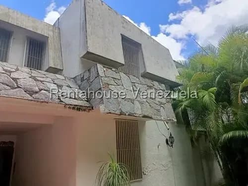 Comoda Y Amplia Casa En Venta. Urb. Colinas De Santa Mónica.