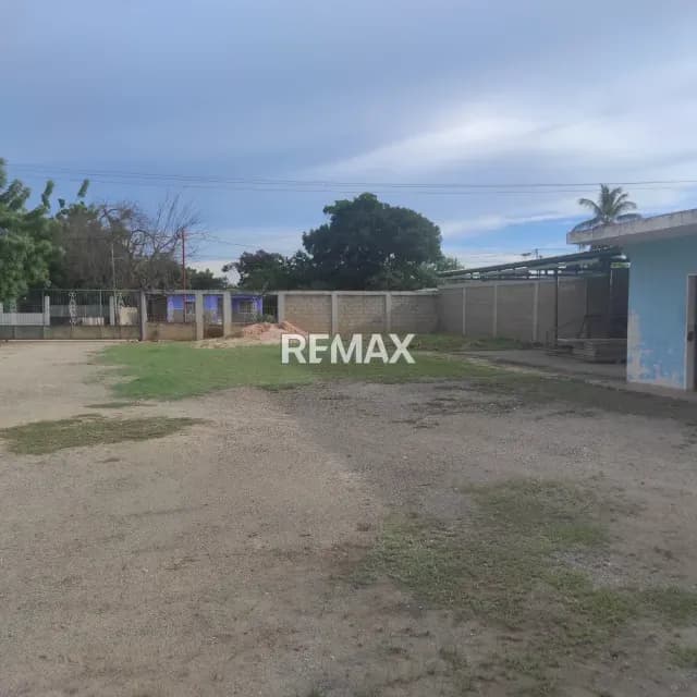 TERRENO CON GALPONES EN VENTA