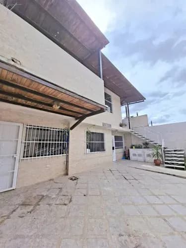 (rg) Venta De Casa De 2 Pisos En Las Quintas De Naguanagua - Sector La Granja