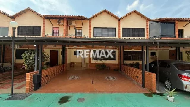 TOWNHOUSE EN VENTA EN LA CUMACA SAN DIEGO RES LA FUENTE