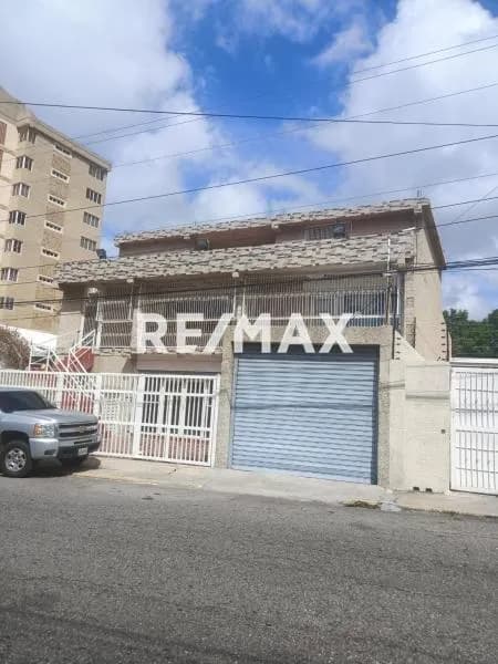 En venta Edificio comercial de 3 plantas Con terreno propio y mejoras al mismo. Ubicado en la avenida 2C entre calles 84 y 85