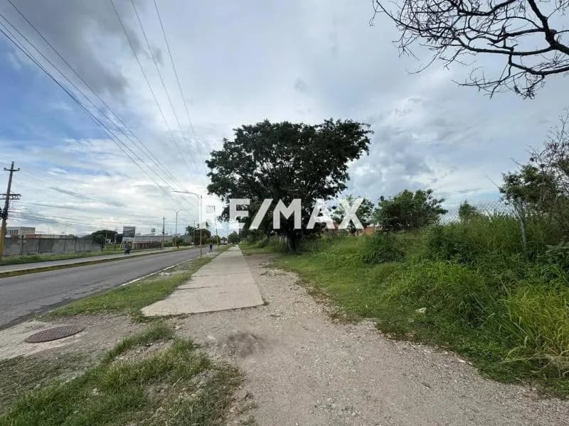Se vende terreno Industrial en plena Avenida Henry Ford