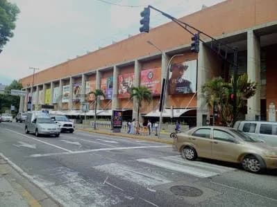 En alquiler local comercial en el C. C.Plaza Las Américas II, municipio Baruta.