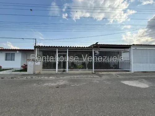 Naudy Escalona & Maribel Morillo Asesores Inmobiliarios De Rentahouse Venden Bella Casa En Zona Norte De Barquisimeto 26-16105 Lara