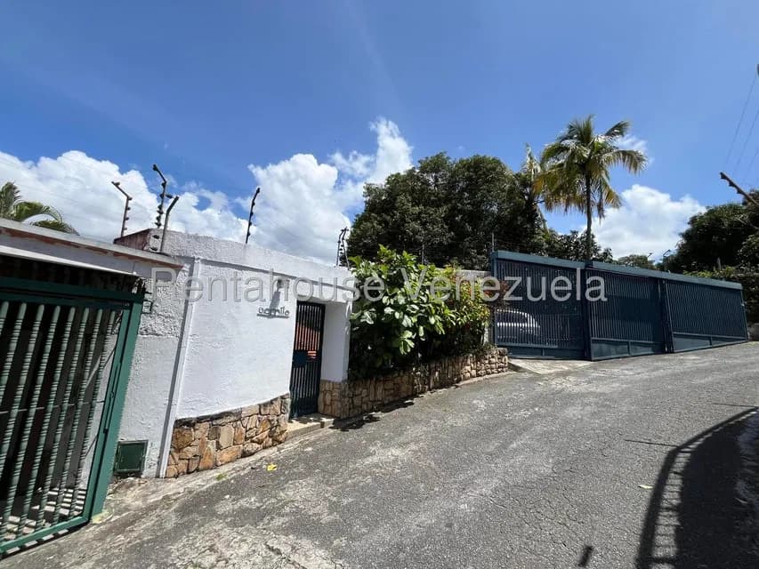 Casa (Multipes Niveles) en Venta en Prados del Este, Distrito Metropolitano