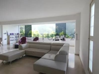 Casa Quinta actualizada en venta con linda vista en la Urb. Miranda