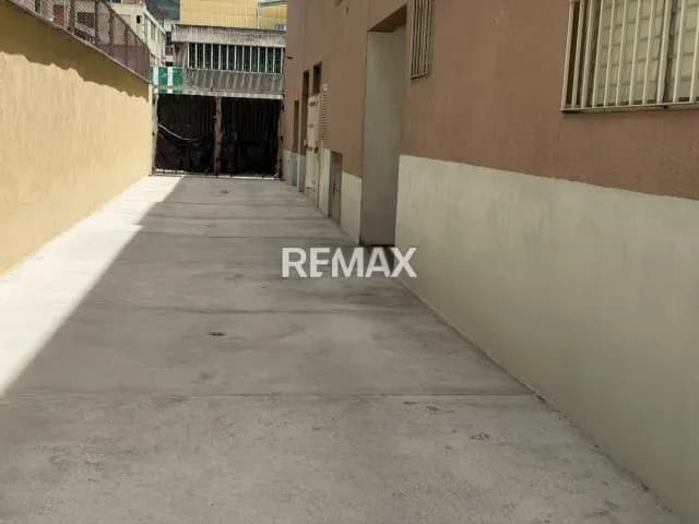 SE VENDE EDIFICIO INDUSTRIAL CON LOCALES LA URBINA