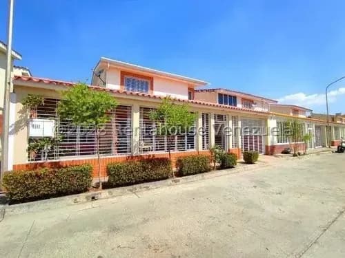 Hermoso Townhouse En Venta Ubicado En Maracay Urb Los Girasoles Db 25-15883