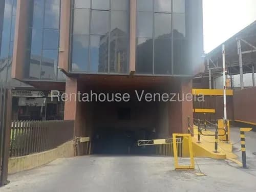 Estacionamiento En Venta, Ubicado En Los Dos Caminos #26-13421