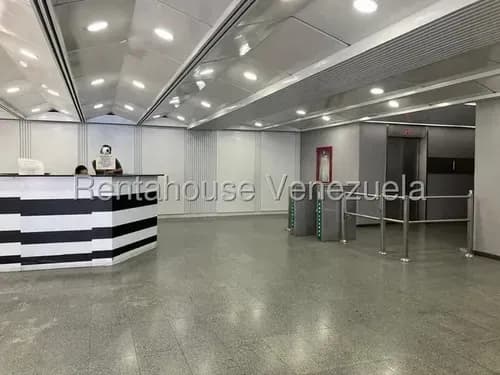 Alquiler De Excelente Oficina En Los Ruices Jg