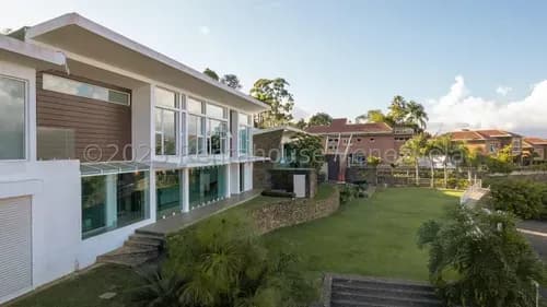 ¡pura Inspiración! Modernidad Y Naturaleza Se Funden En Esta Casa Remodelada. Jardines Impecables, Gimnasio Privado Y Una Vista Que Quita El Aliento. El Estilo De Vida Que Mereces.diseño Alto Hatillo