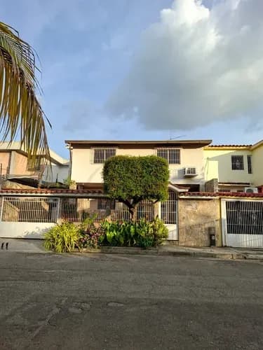 Angelica Rivas Alquila Casa En Urbanización El Bosque, Valencia Vzla