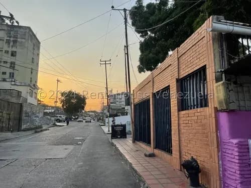En Venta Excelente Oportunidad De Inversión, Los Colorados, Valencia. Lote Comercial , 4 Locales , 5 Baños, Buena Ubicación, De Esquina , Zona De Alto Trafico