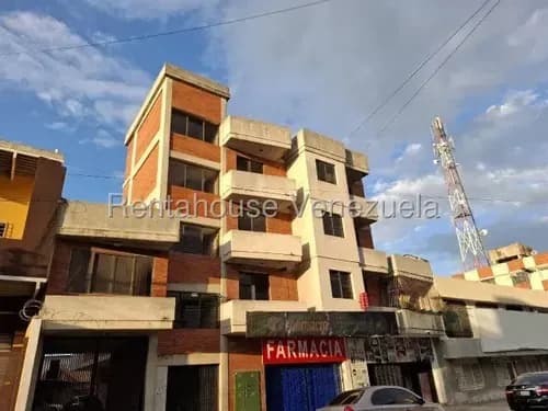 Edificio Mixto Al Centro: Locales Operativos, 4 Apartamentos Y Estacionamiento Para 10 Vehículos @eloisabermudez.rah