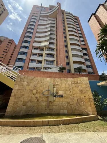 Apartamento Exclusivo De Solo 2 Apartamentos Por Piso Con Ascensor Independiente Y Ascensor De Servicio, Cuenta Con 3 Habitaciones Más Habitación De Servicio Con Baño, Planta Eléctrica Total Y Pozo