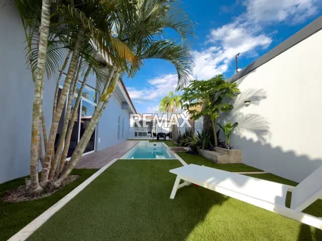 EN VENTA EXCLUSIVA CASA MODERNA Y MINIMALISTA CON PISCINA EN LA URBANIZACIÓN PLAYA EL ÁNGEL