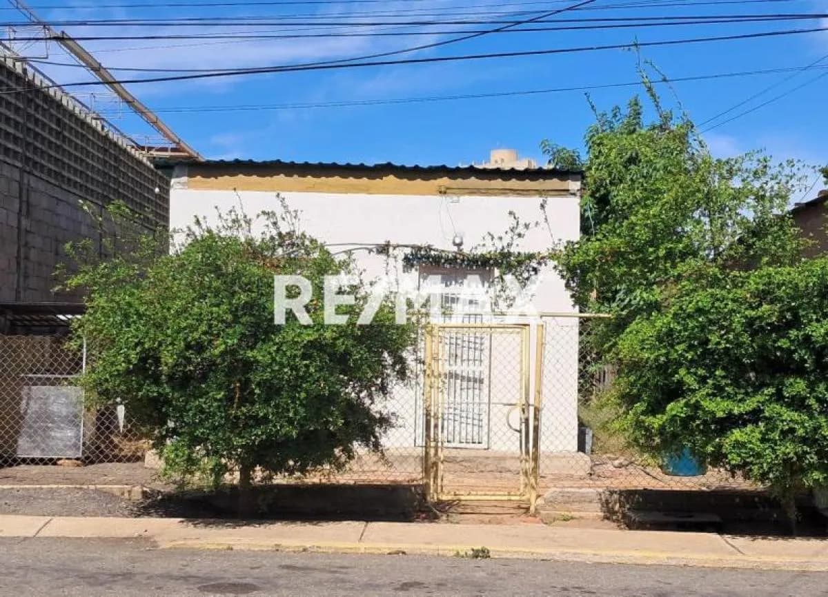 TERRENO AV. 3F (SECTOR SAN ROQUE) POSEE UNA CASA (PARA DEMOLER O MODIFICAR)