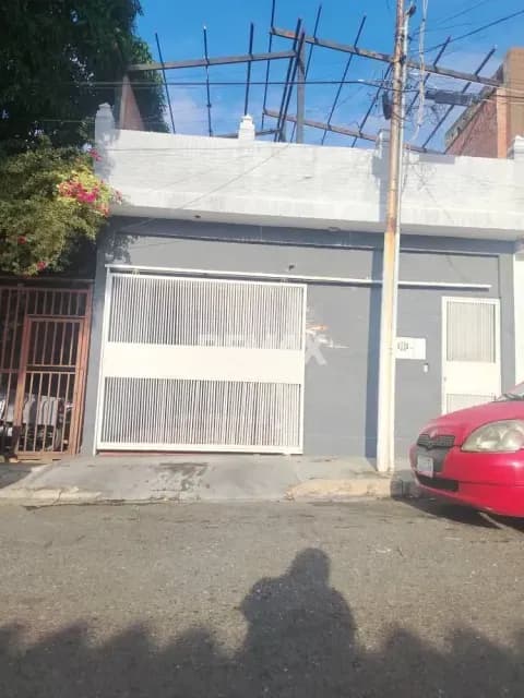 Se vende amplia casa en todo el terreno, diseñada para brindar independencia y comodidad.