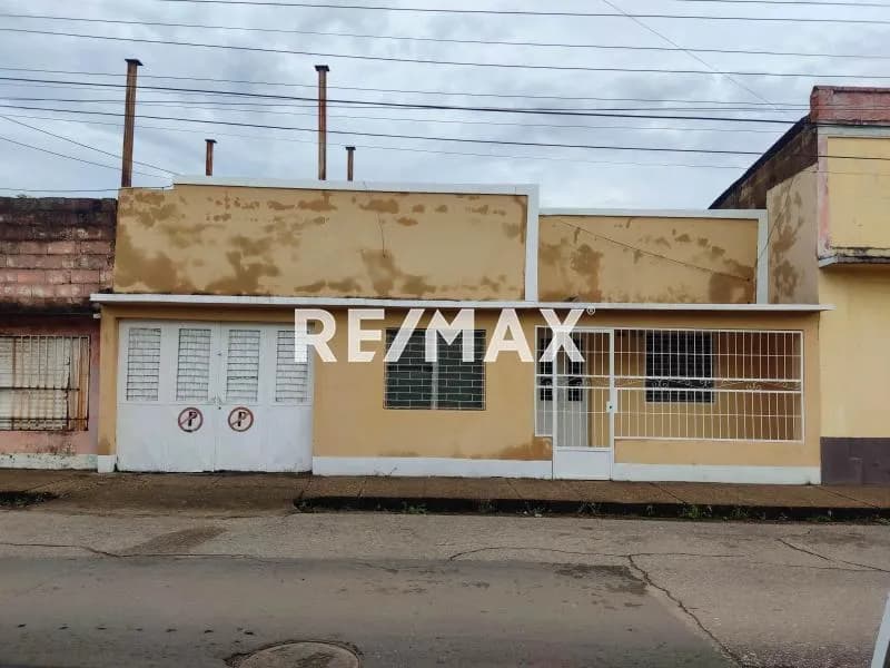 En Venta Casa Antigua con potencial para comercio en el centro de Maturín