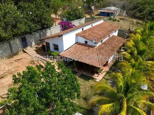 M&n Vende Formidable Casa De 2 Piso, Con Un Estilo Unico, Ubicada En Un Entorno De Montaña En Agua Viva Cabudare: 25-18161