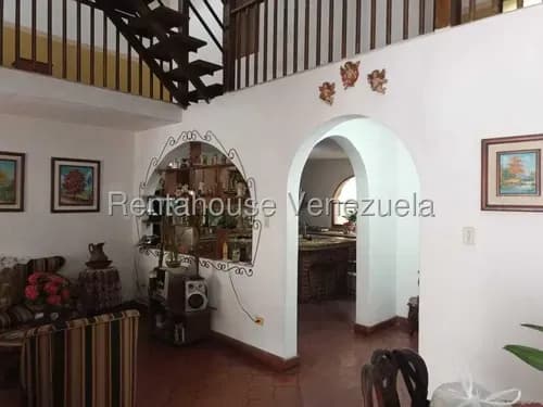 Casa En En Venta En El Limón Maracay Excelente Ubicación Económica Amplia Cómoda Segura Nela 25-14251