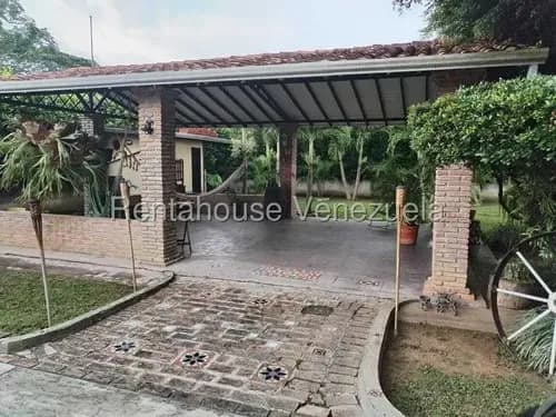 Amplio Terreno Cuenta Con Una Casa Hermosa De 350m De Construcción En Una Bella Zona Donde La Paz Y La Armonía Rodea Cada Parte De Ese Hogar La Casa Cuenta Con 3 Habitaciones, 3 Baños