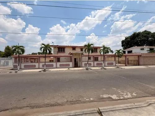 En Venta Casa De Esquina Con Potencial Comercial Para Remodelar, Ubicada En Urbanización Los Caobos, Av. Principal, Valencia Estado Carabobo / Emer