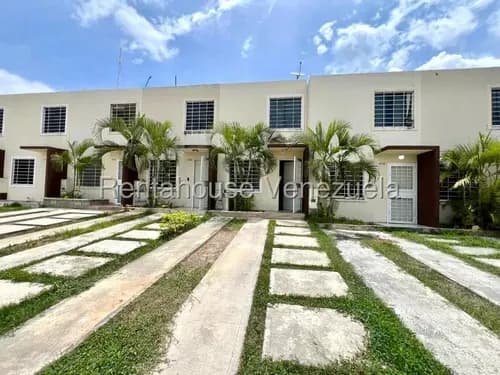 // Maria Elena Oropeza // Vende Townhouse 62 M2 Con Ampliación Es La Oportunidad Perfecta Para Ti Y Tu Familia /cocina Moderna Tipo Italiana Con Tope De Granito / En Terrazas De La Ensenada, Lara