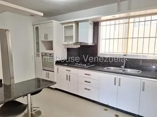 Amplio E Iluminado Apartamento Con Muy Buena Distribución. Consta De 4 Cómodas Habitaciones, Amplio Salón Con Hermosa Vista Y Cocina Equipada Con Horno, Nevera Y Lavadora.