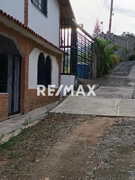 El Hatillo, calle San Pablo, Altos del Halcón, se vende casa bifamilliar, 710 Mts., 3 niveles mas Apto. Independiente