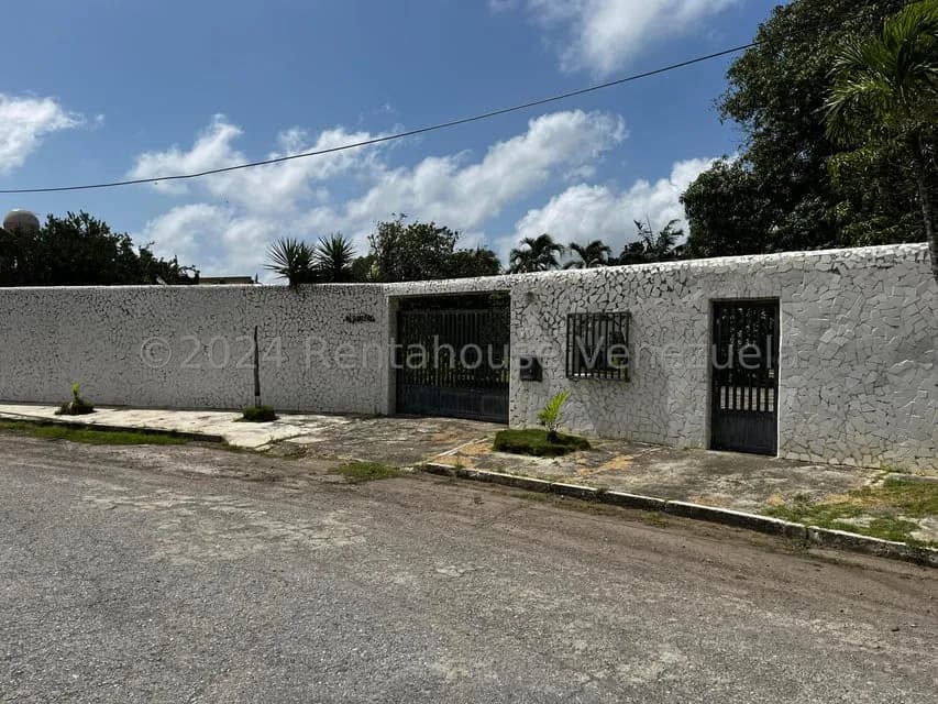 Casa (Casas de Playa) en Venta en Ciudad Balneario Higuerote, Miranda