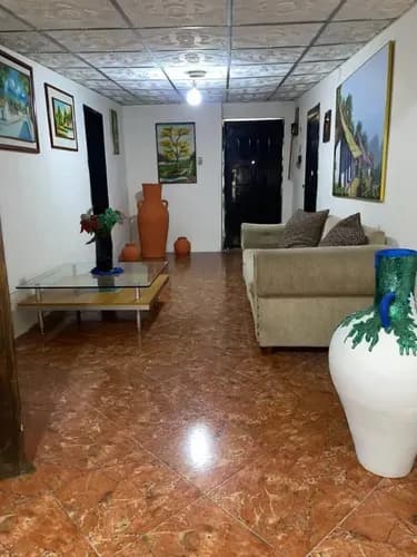 Casa Espaciosa Ubicada En El Sector La Pastora, Cuenta Con Sistema De Alarma, Sistema De Seguridad Y Contrato De Internet Activo.