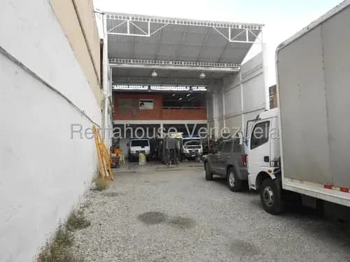 Daniela Linarez Alquila Estupendo Galpón De 2 Niveles Semicerrado De 449 M2, Amplio Terreno, Espacio Techado, Maleteros, 2 Baños, Tanque Subterráneo 12000l, 3 Oficinas, Centro De Barquisimeto