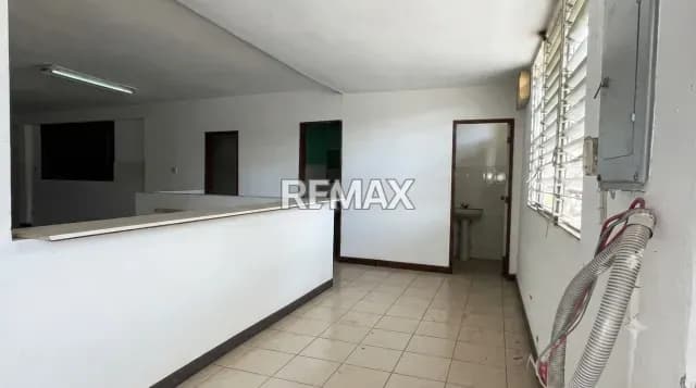 Se Alquila Local Comercial en Los Chorros.