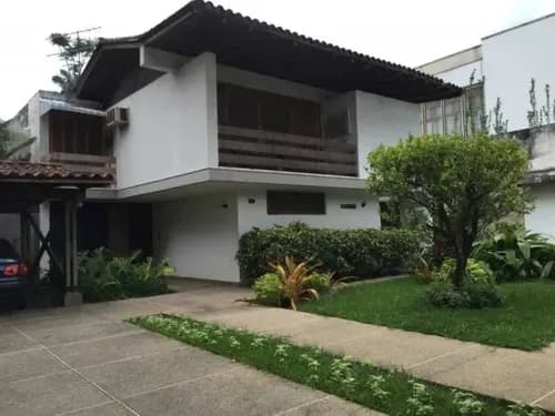 Casa De Dos Niveles, En Venta, Ubicado En Calle La Salle, Guaparo. Zenaida Quintero