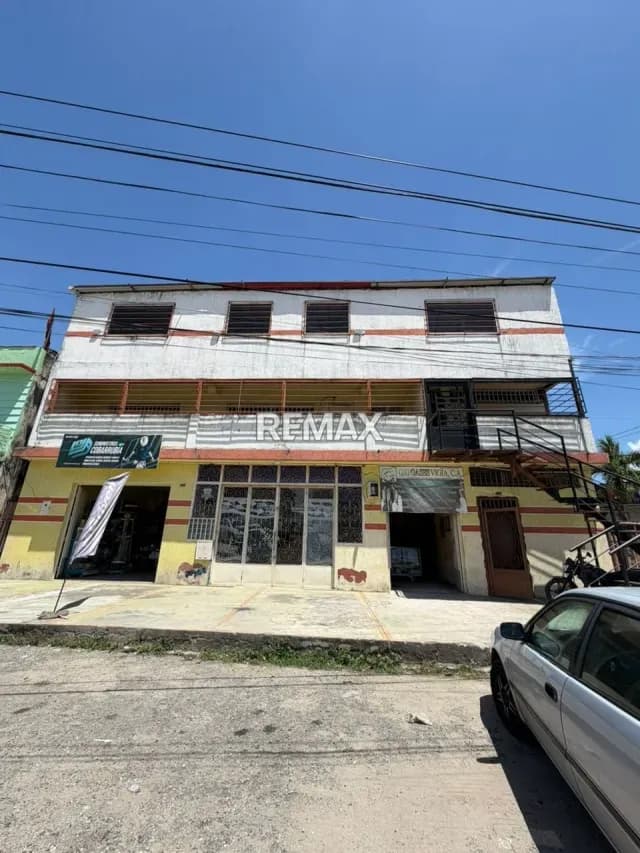 Edificio Comercial en Alquiler: Ubicación Estratégica y Amplios Espacios