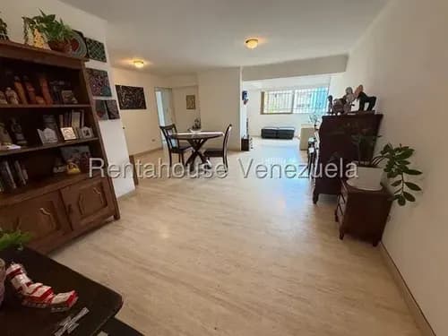 Apartamento De 101 M2 En Venta, Piso Bajo, En Una De Las Residencias De Los Naranjos Del Cafetal