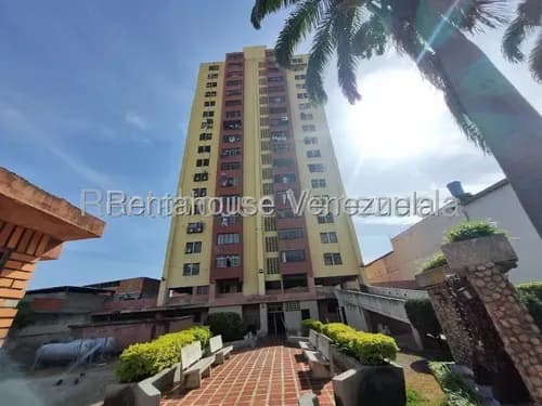 Apartamento Estratégico En Venta En Zona Centrica De La Ciudad + Vista Panorámica Al Este, Barquisimeto //# Mónica Carrasquel / 26-16381