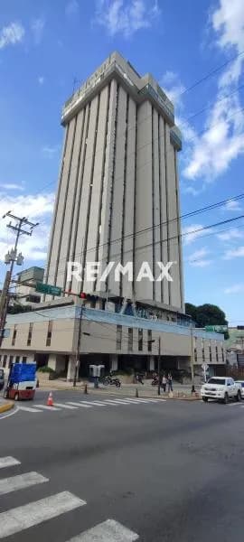 OFICINA EN VENTA CON PUESTO ESTACIONAMIENTO TORRE 4 Av. CEDEÑO VALENCIA