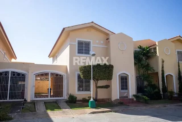 SE ALQUILA TOWNHOUSE DE LUJO, EN ZONA MILAGRO NORTE: VILLA AITANA