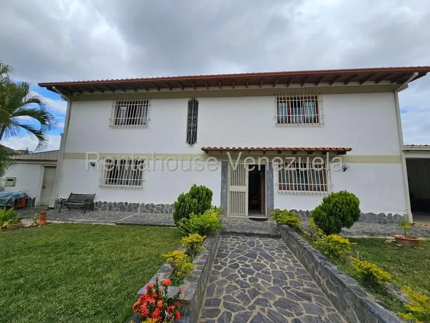 Casa (Multipes Niveles) en Venta en Prados del Este, Distrito Metropolitano